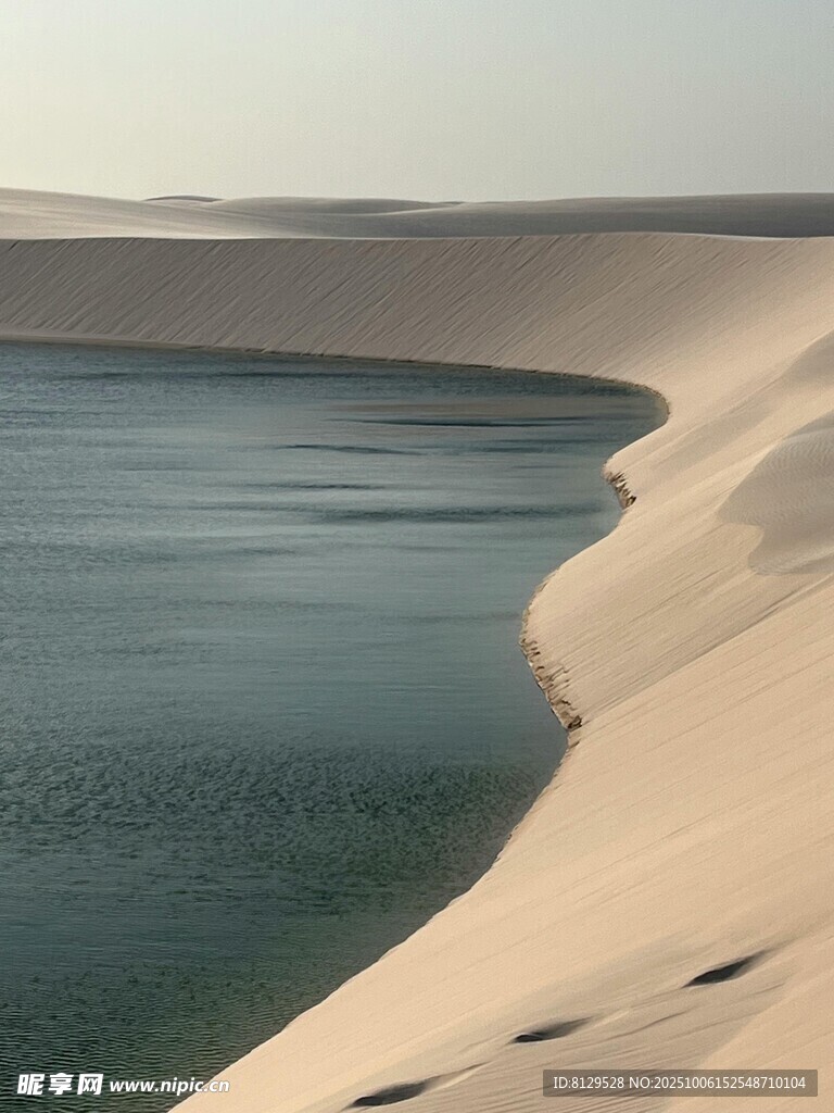 沙漠中的静谧水域