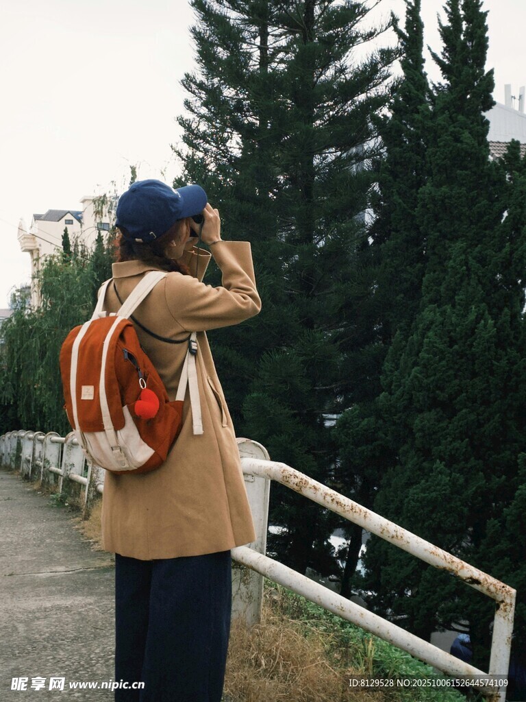 户外徒步者眺望远方景色