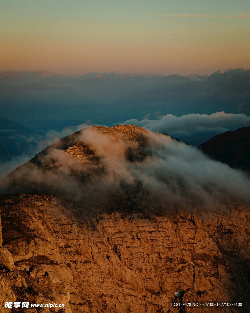 山巅云海间的壮丽景致