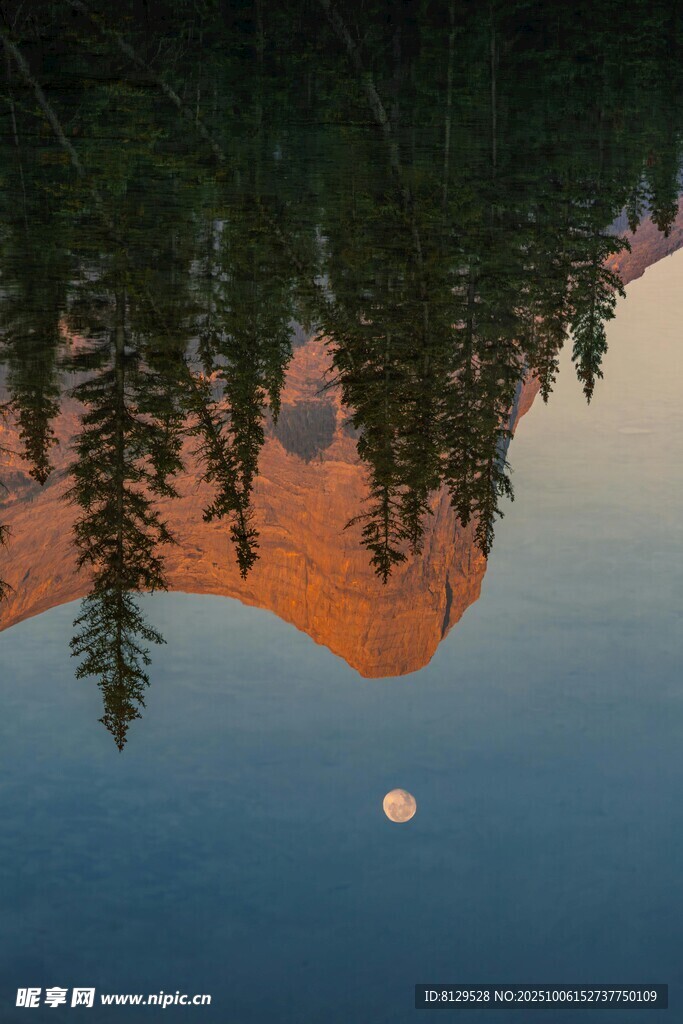 湖面映月与山林美景