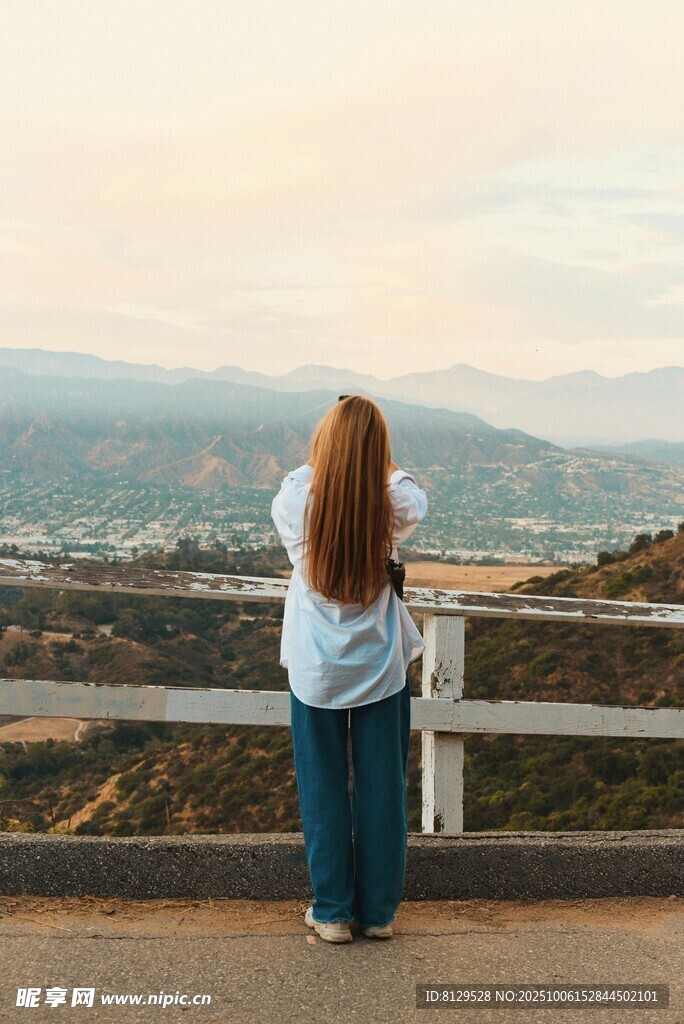 女子眺望远方美景