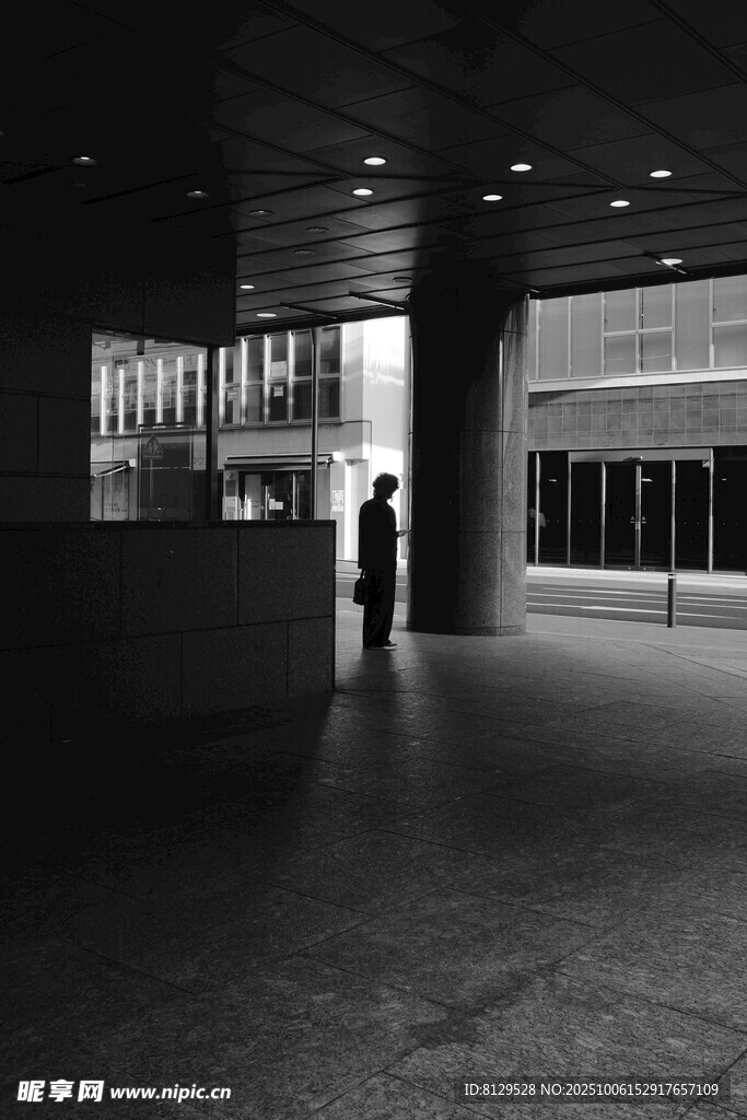 夜晚空旷空间中的孤独身影