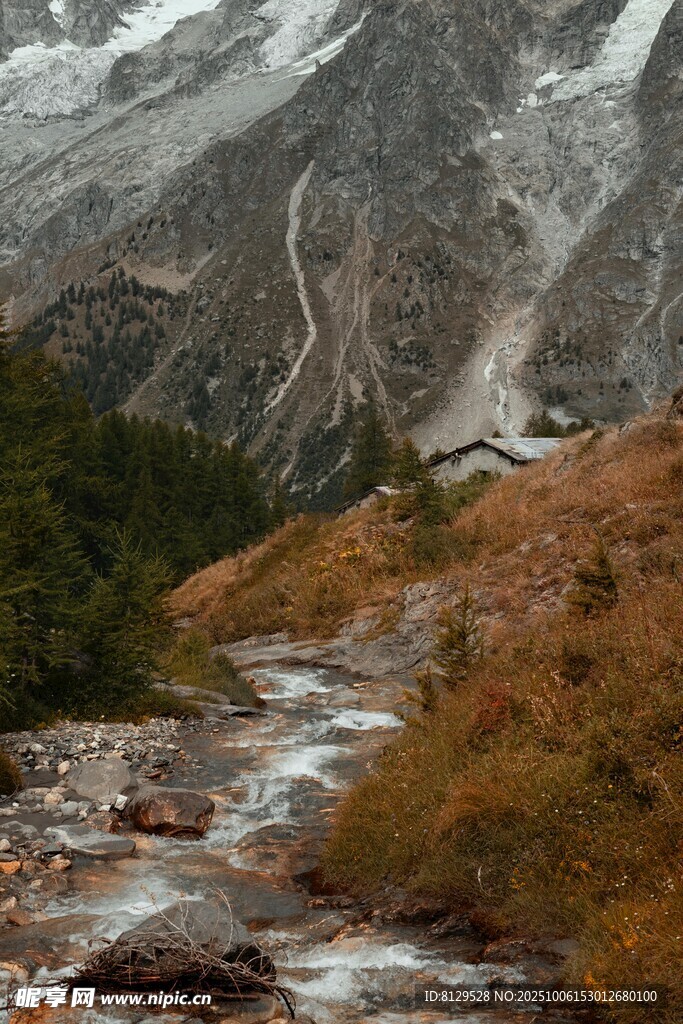 山间溪流伴秋色美景