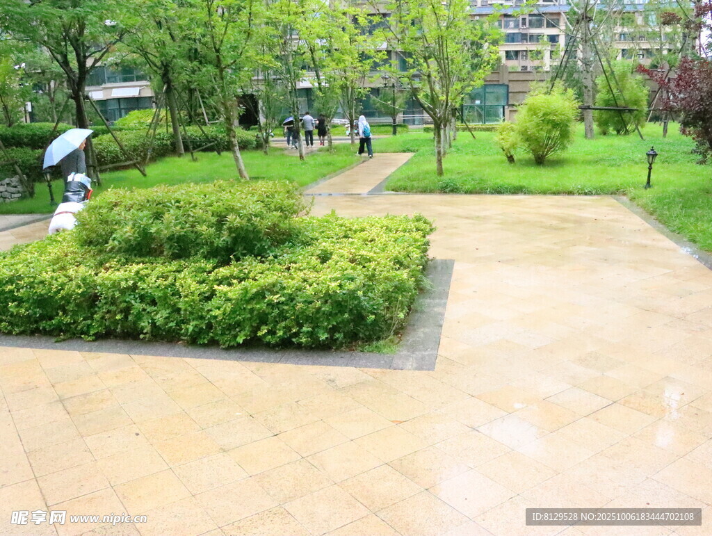 小区内的绿化景观步道
