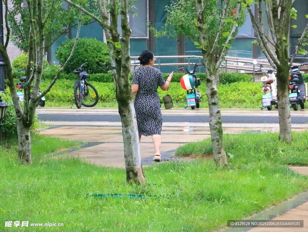 孕妇公园漫步