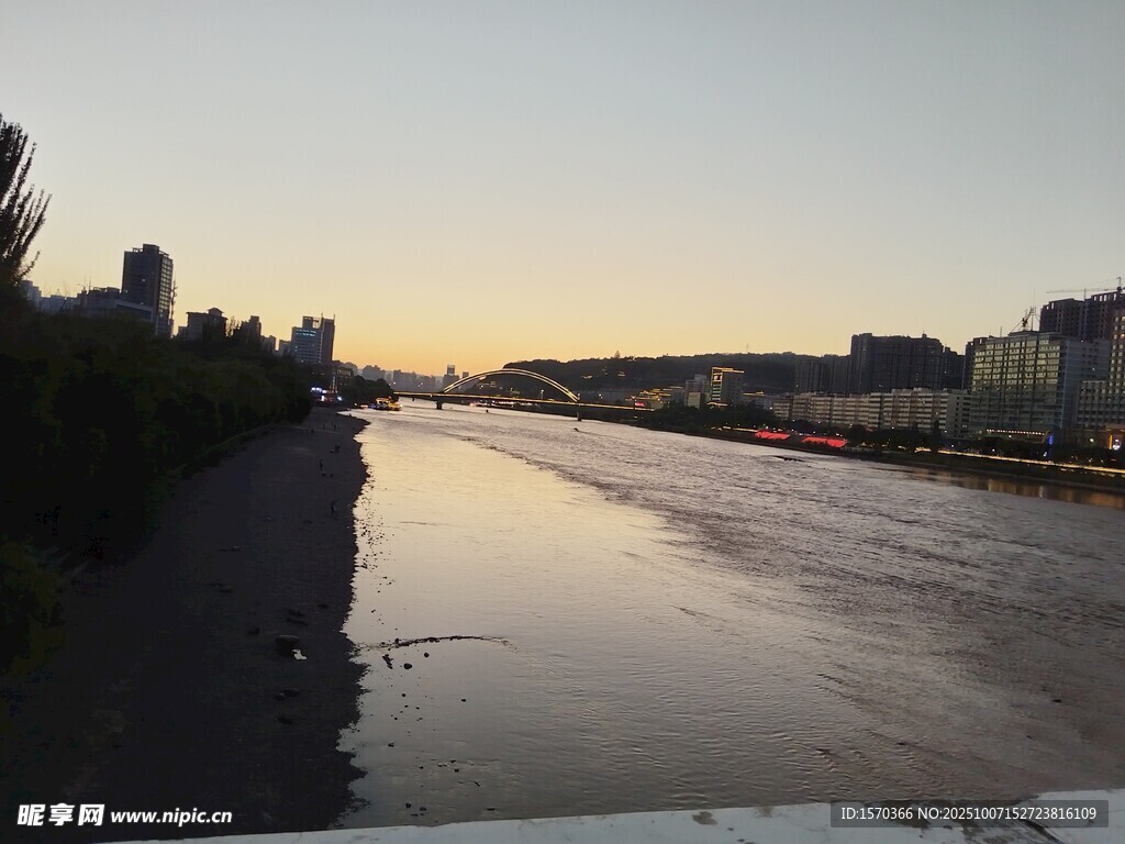 河畔黄昏美景
