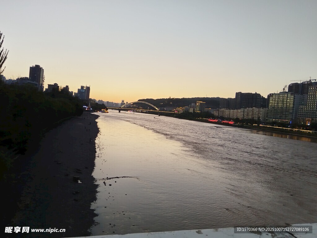 河畔黄昏美景