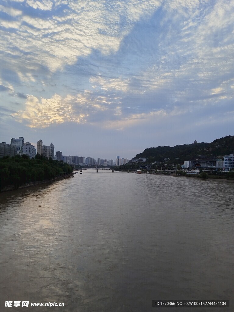 河畔暮色美景