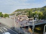 城市河畔热闹休闲场景
