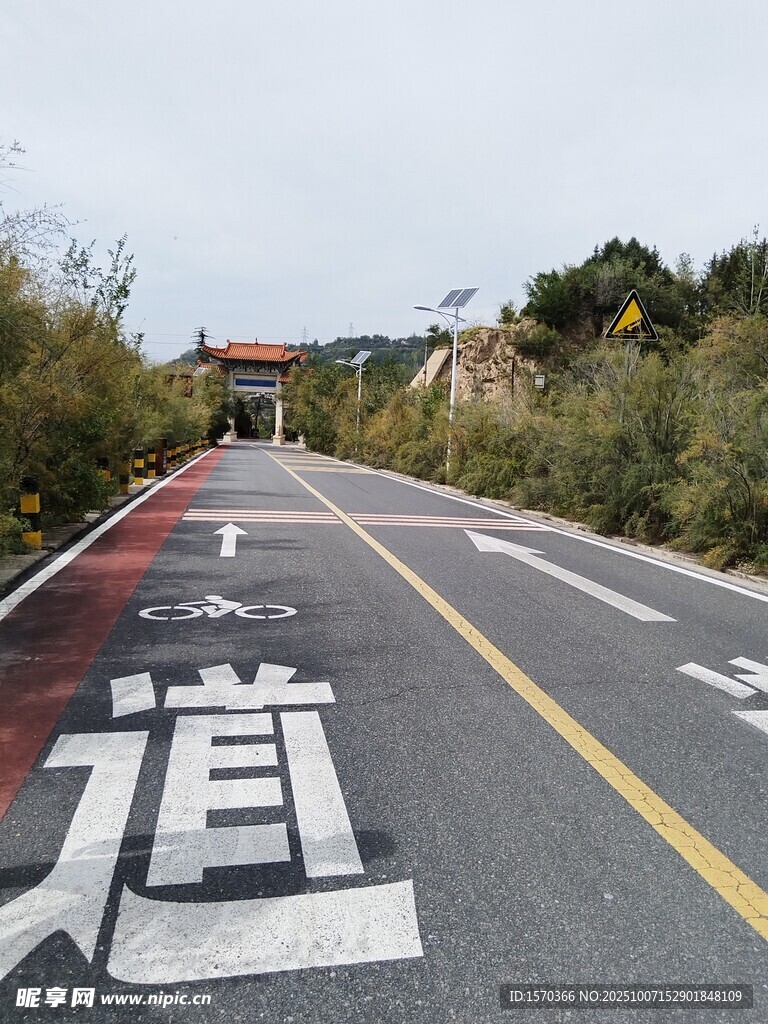 乡村道路上的车道标识
