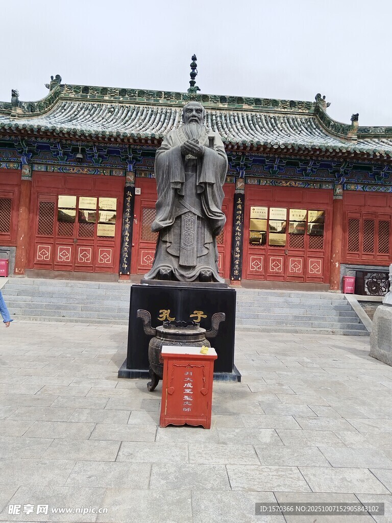 古建前的雕像