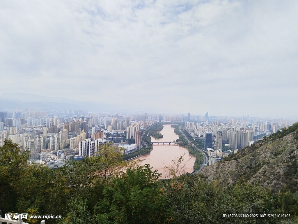 俯瞰城市与河流景观