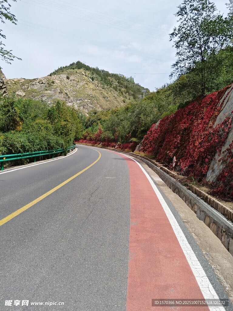 山间蜿蜒公路美景