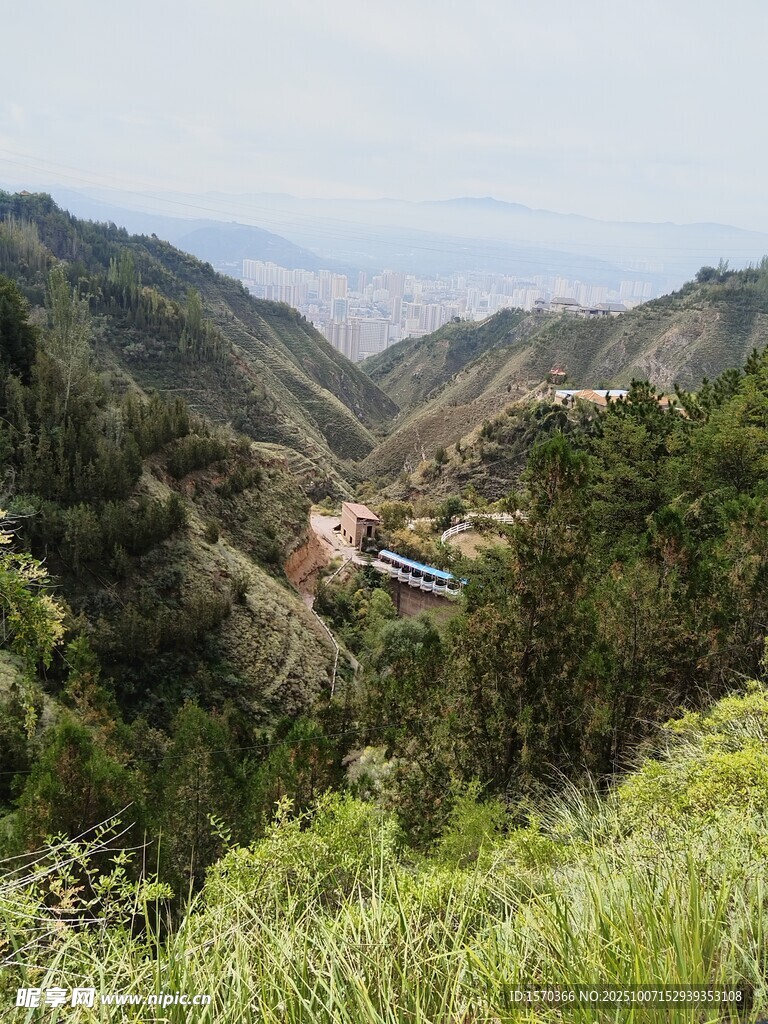 山间绿意环绕的村落景观