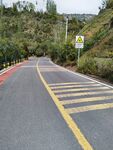 山间公路交通标识与标线