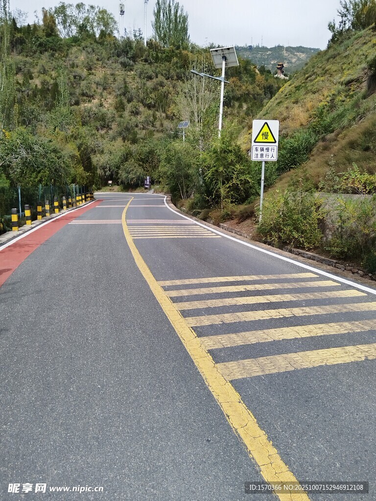 山间公路交通标识与标线