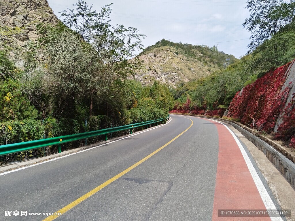 蜿蜒山间公路风景