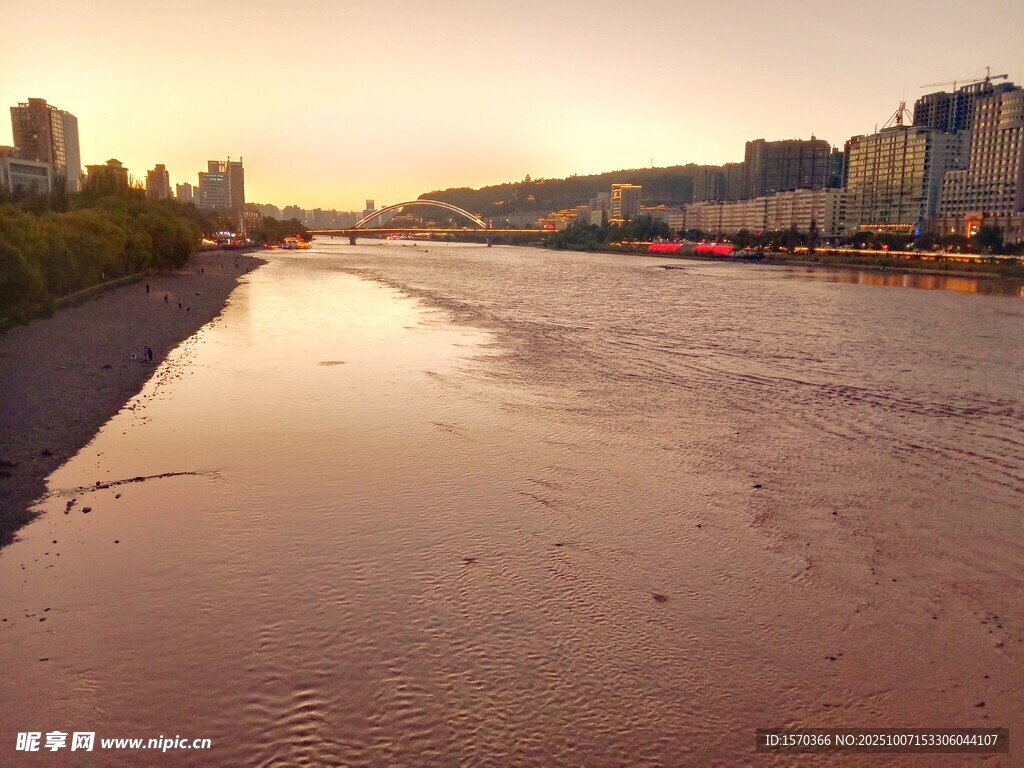 夕阳下的河畔城市景观