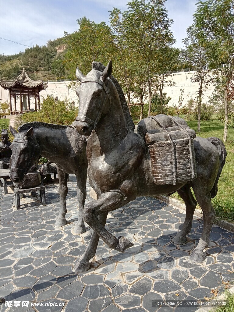 驮物骏马雕塑 古朴韵味浓