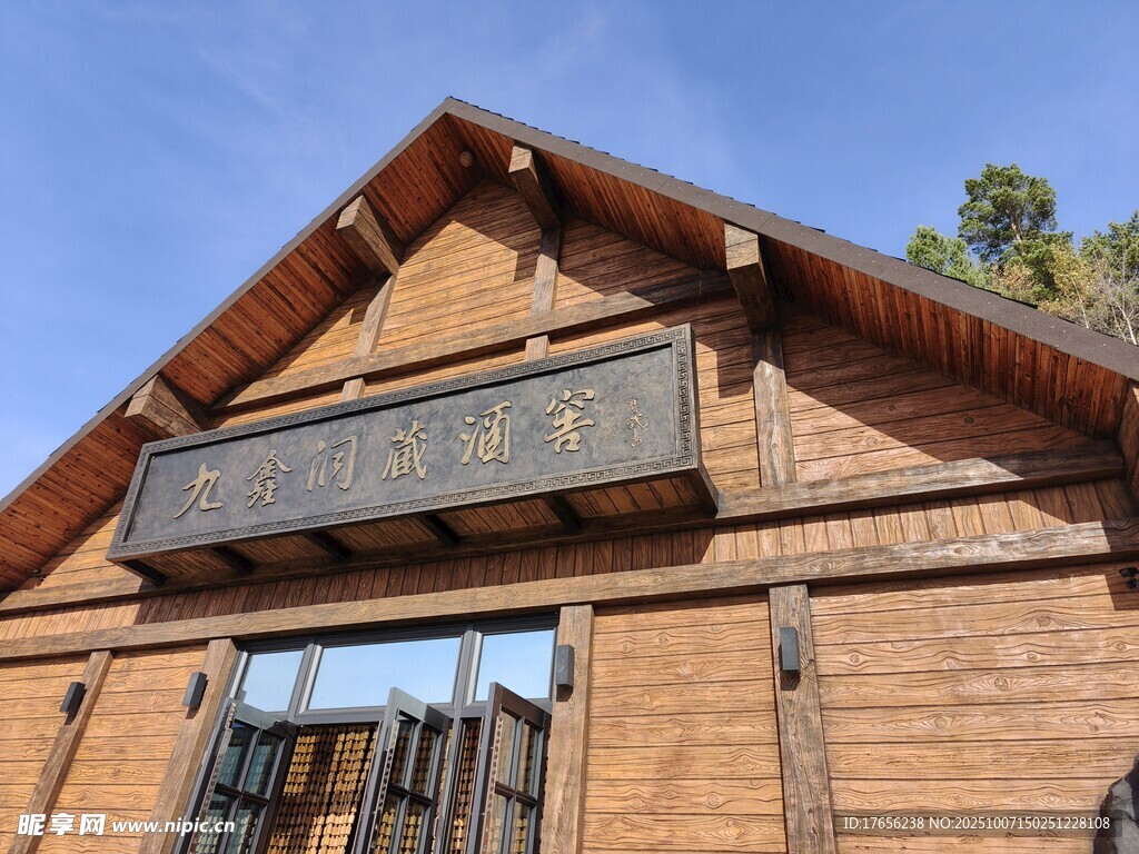 古朴木质建筑外观展示