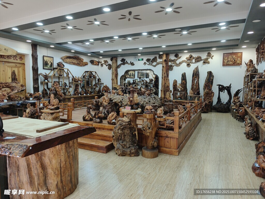 木雕工艺品店内景展示