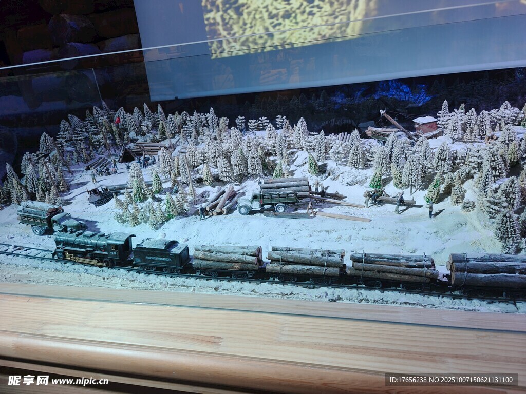冬日雪景中的火车伐木模型景观
