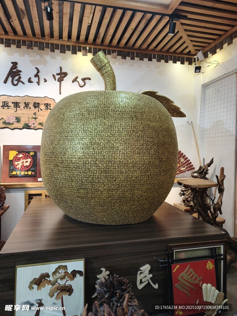 巨大青苹果雕塑展示