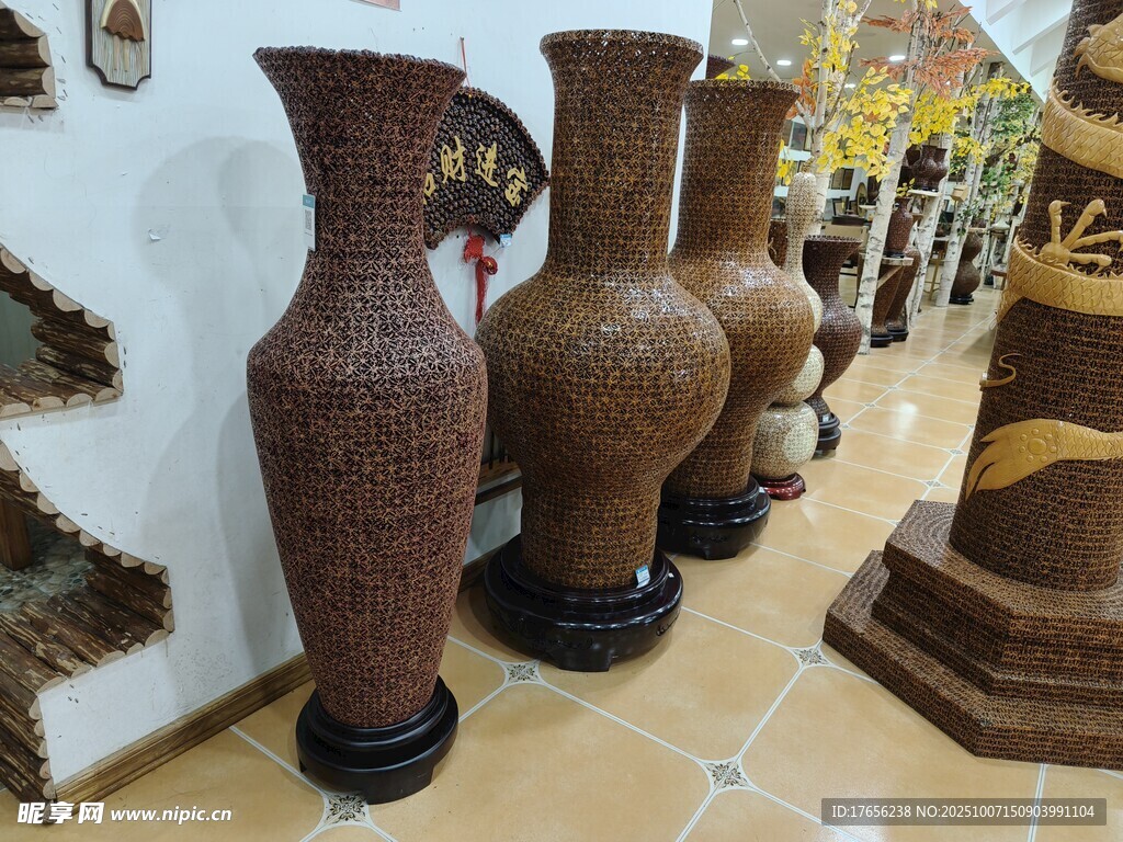 精美古朴核桃雕刻花瓶陈列