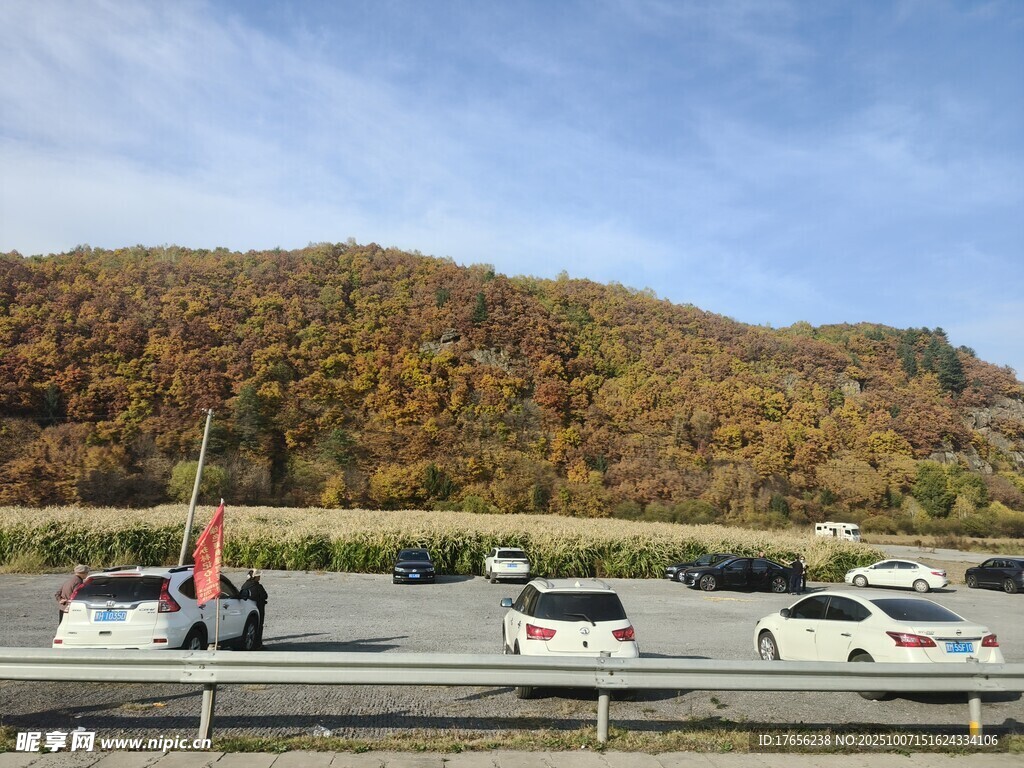 秋日高速车流与斑斓山色