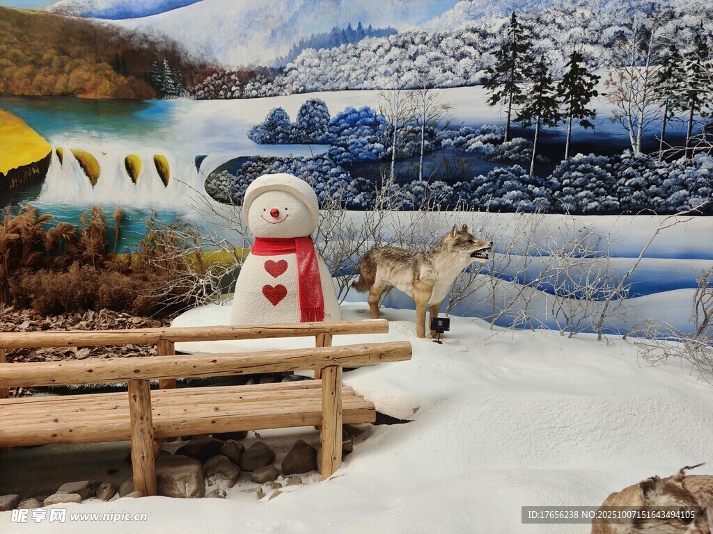 冬日雪景中的雪人及动物