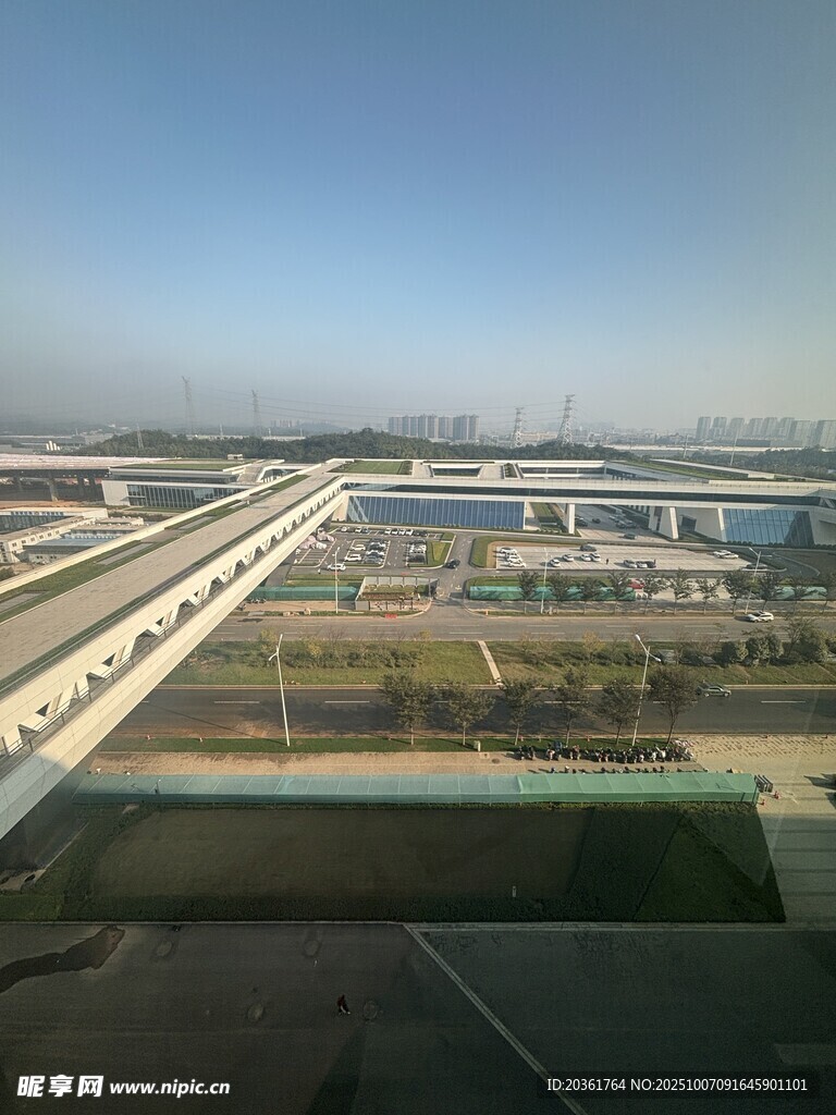 俯瞰城市交通枢纽景象
