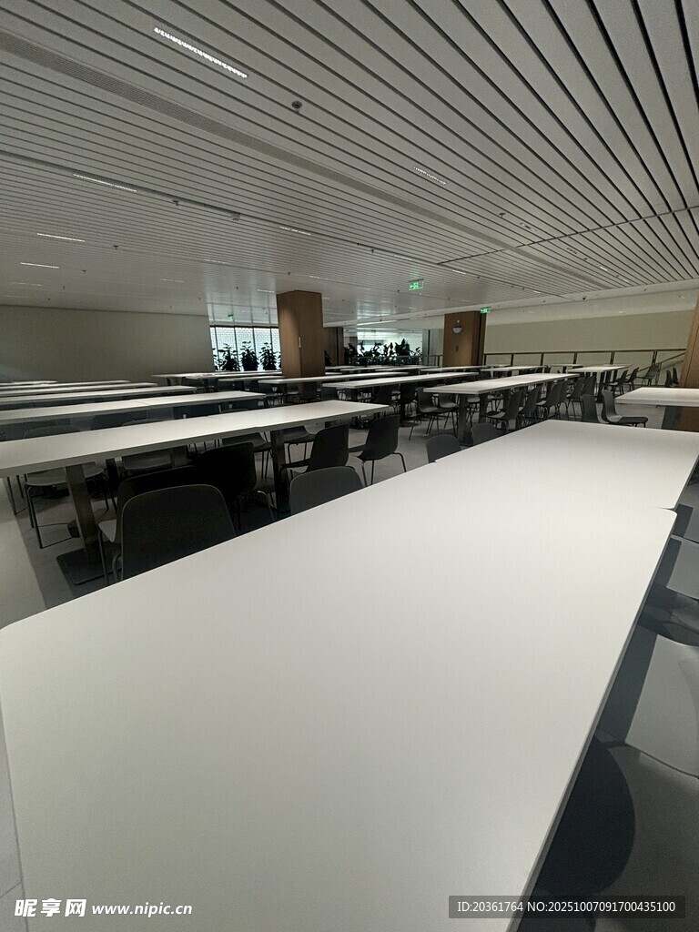 现代简约风格的宽敞办公区域