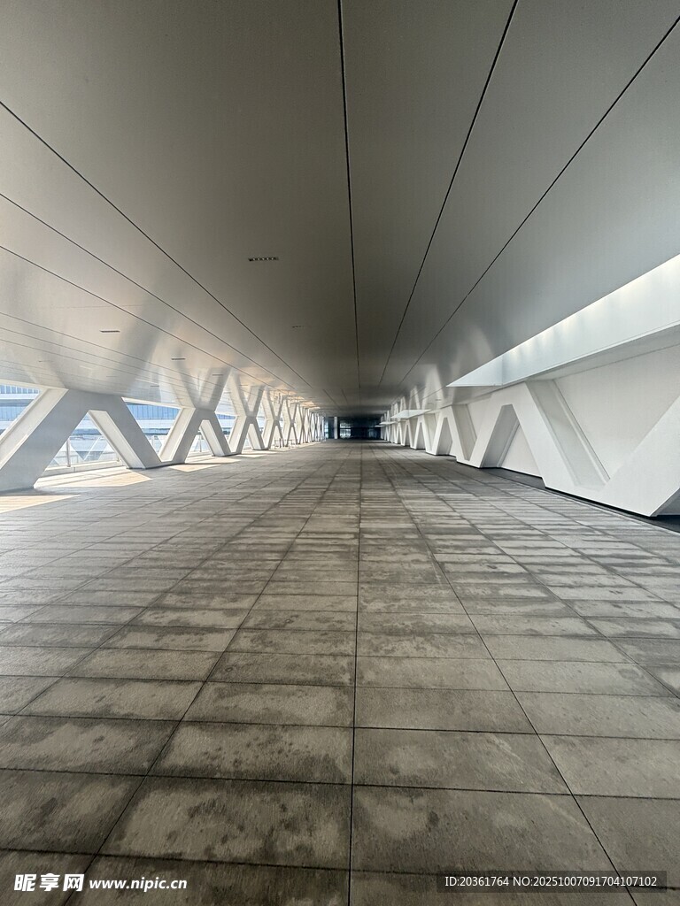 现代建筑风格的空旷通道