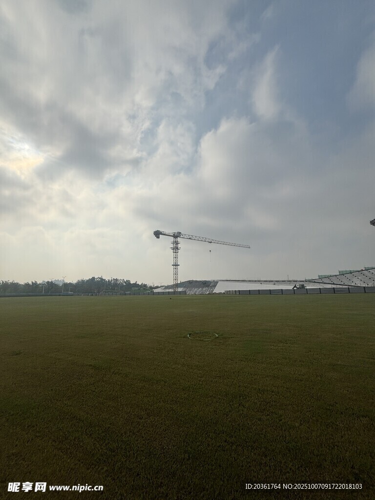 田野上的塔式起重机