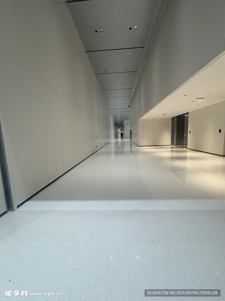 空旷简约的现代走廊空间