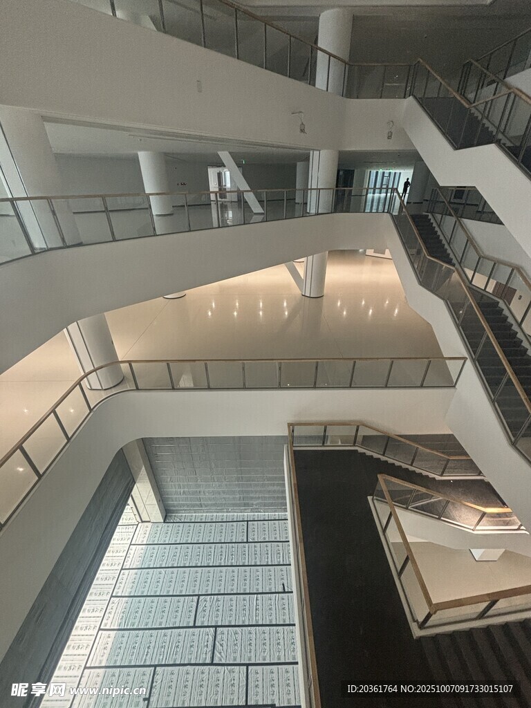 现代风格多层室内建筑空间