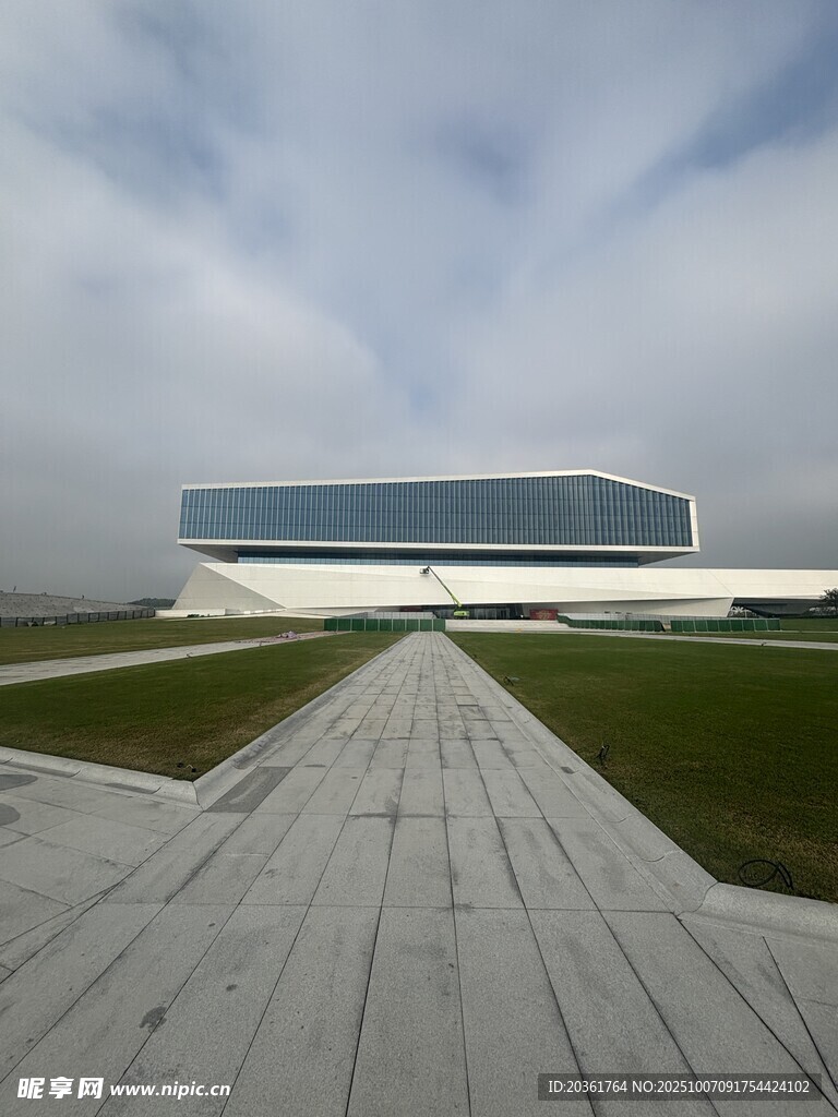 现代风格建筑前的木质步道