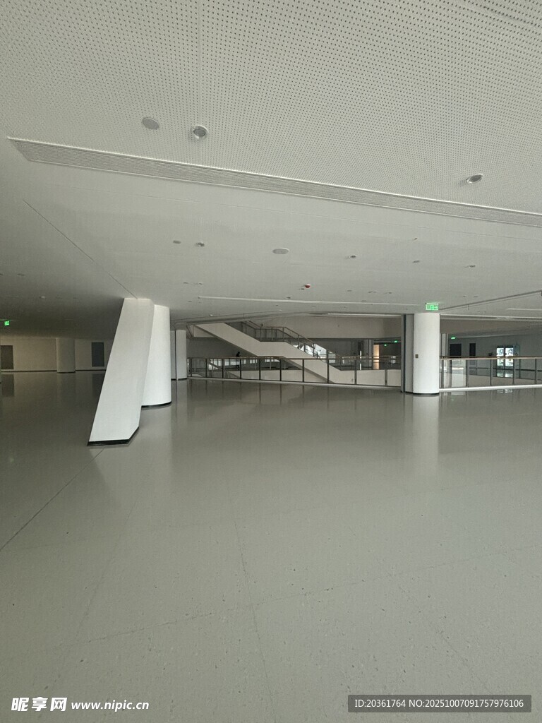 现代建筑内部空旷空间