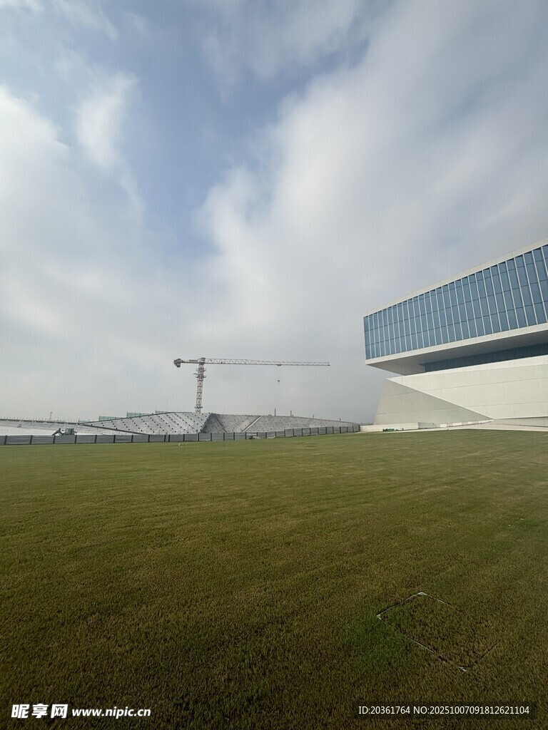 现代建筑旁的开阔草地