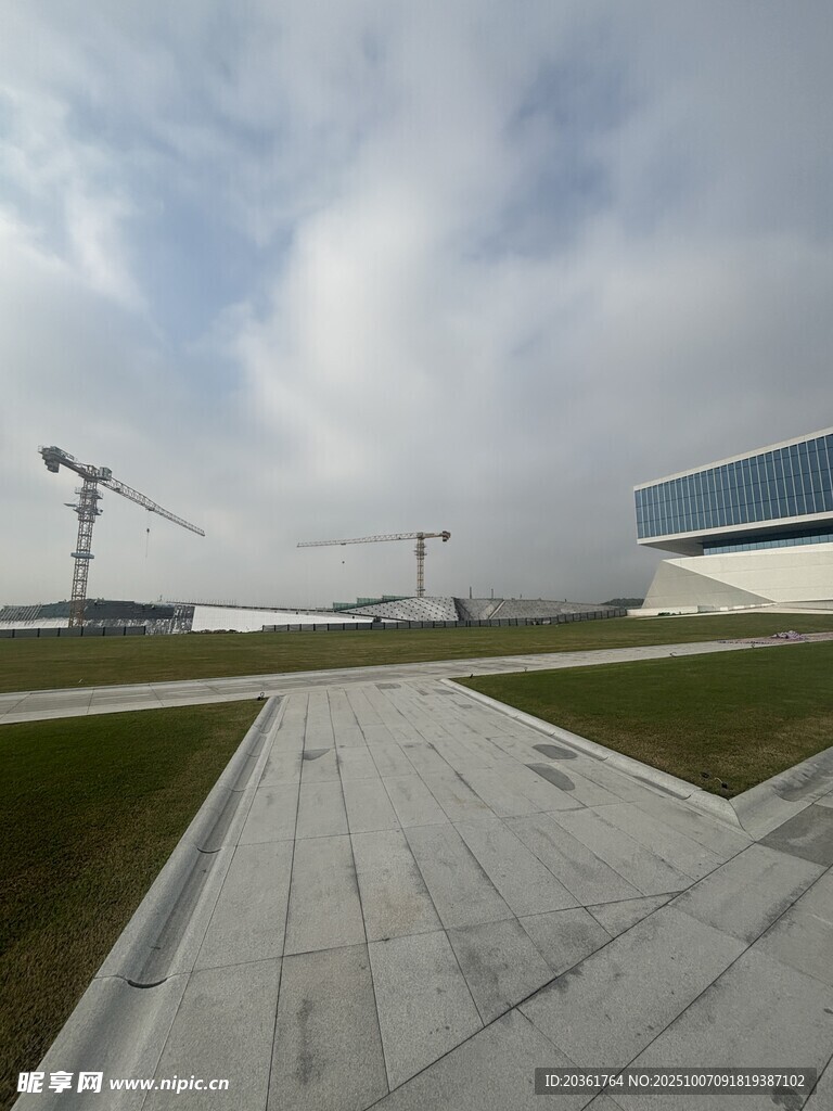 施工现场的起重机与建筑
