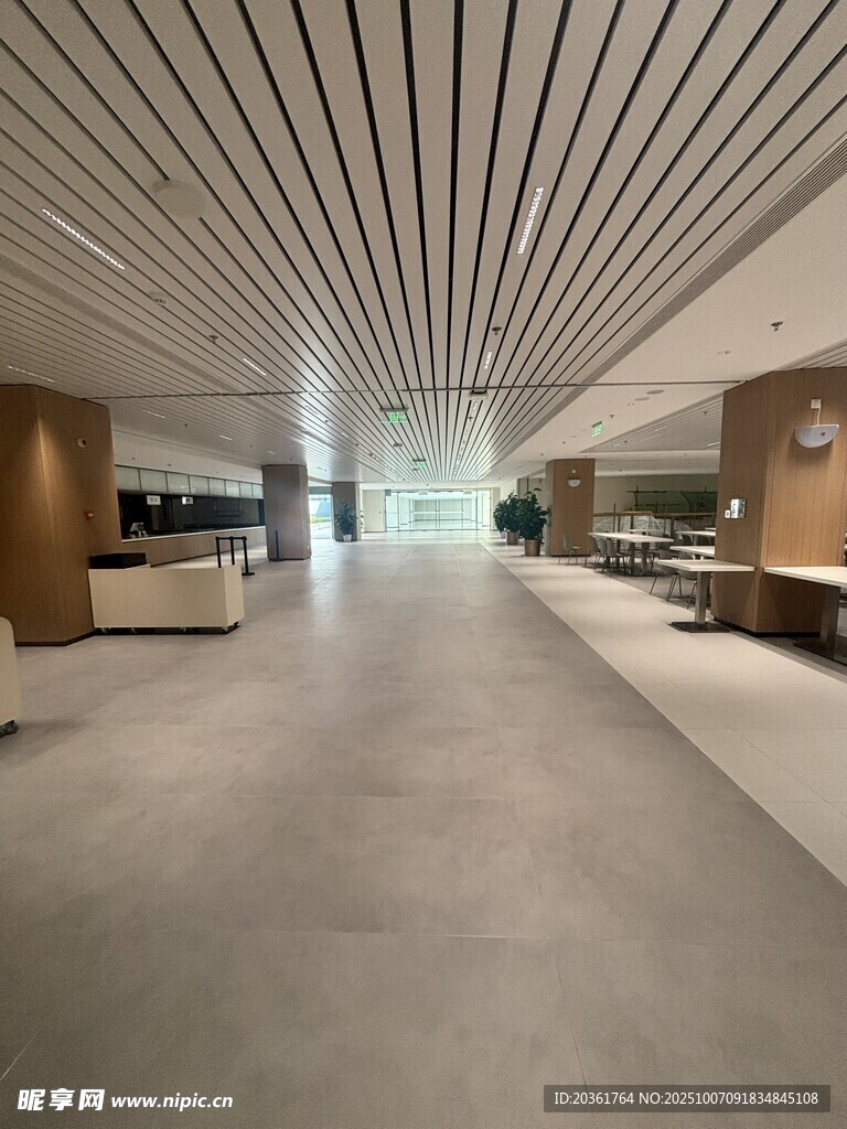 现代宽敞办公走廊空间