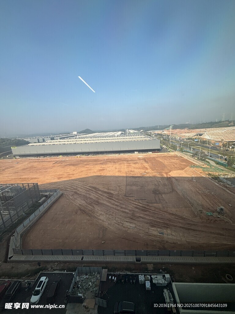 俯瞰广袤田野与建筑景观