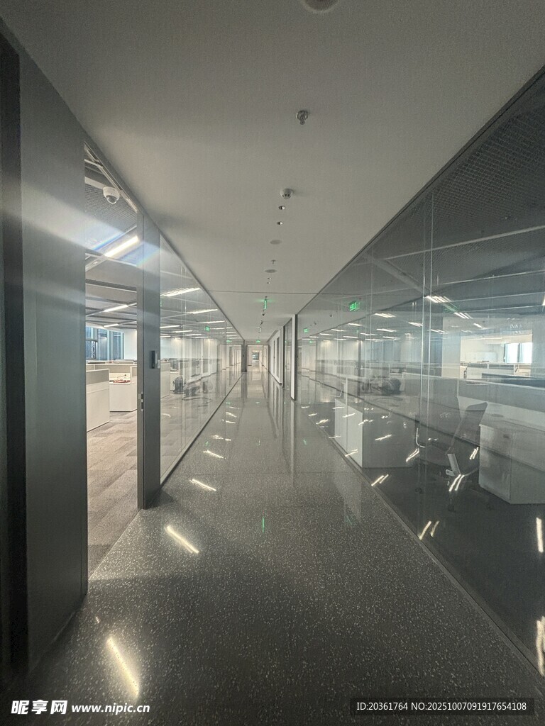 现代宽敞办公走廊空间