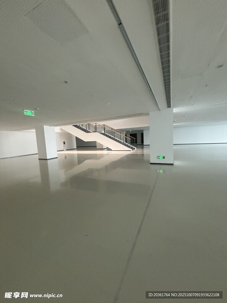 现代空旷室内空间场景