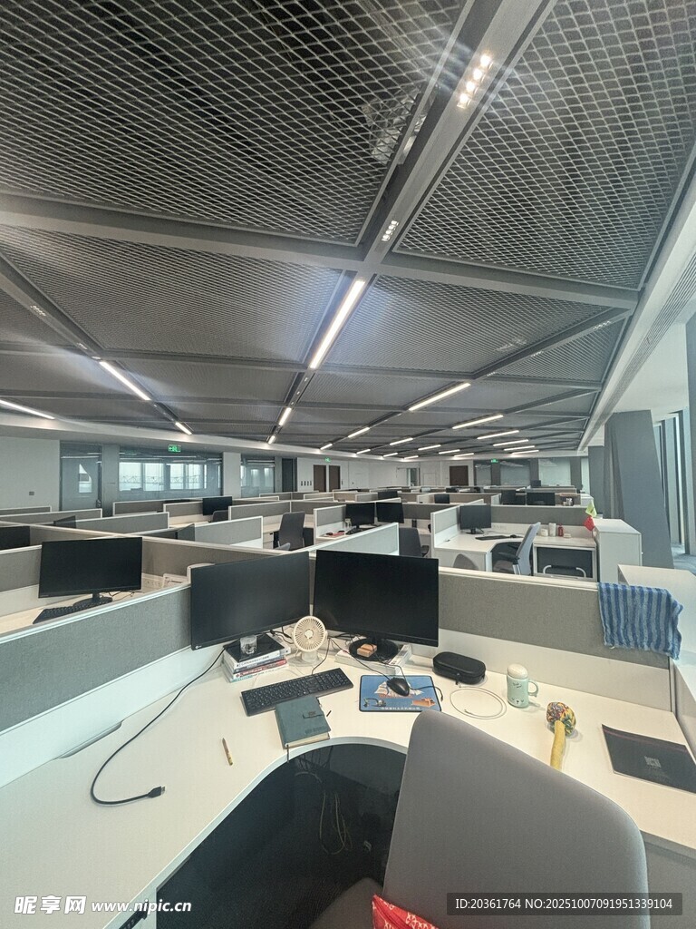 现代办公区域电脑工位布局