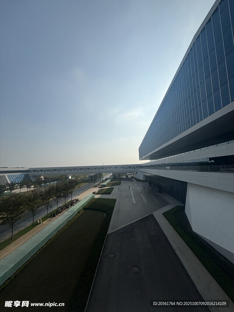 现代建筑外观与开阔景观