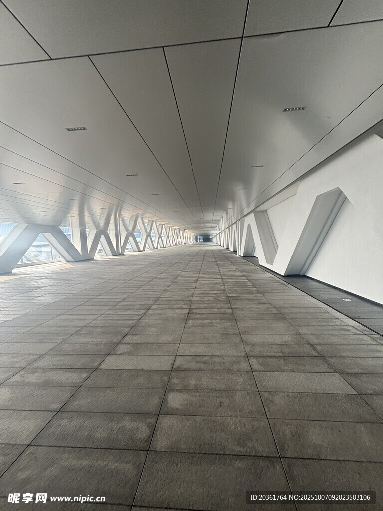 现代风格空旷室内走廊
