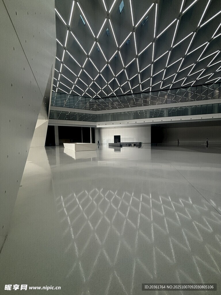 现代建筑独特几何光影结构