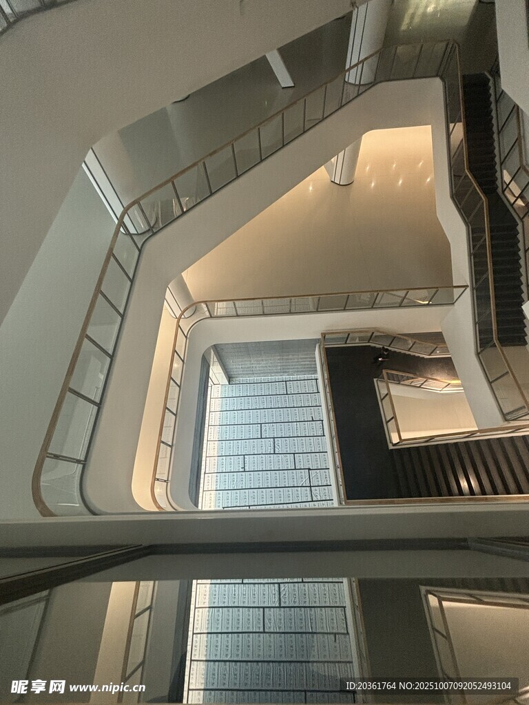 现代建筑内的精致楼梯空间