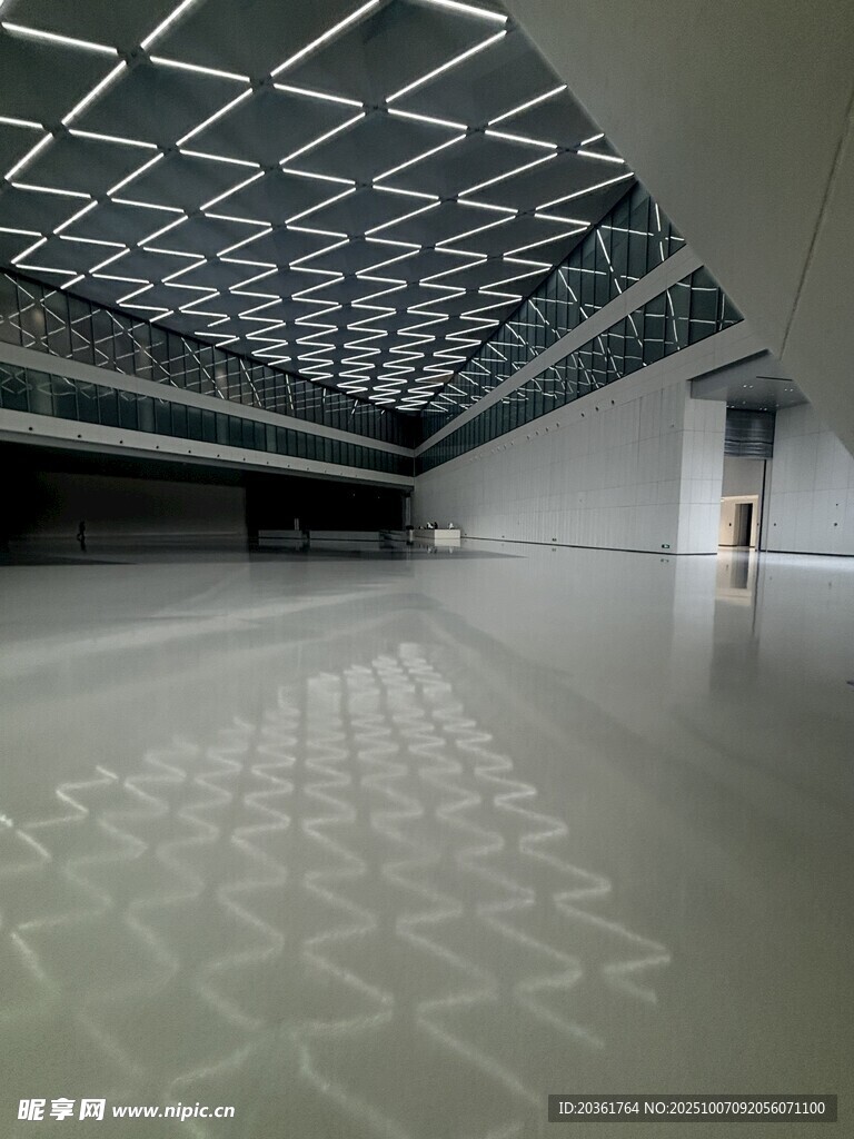 现代几何风格室内空旷空间